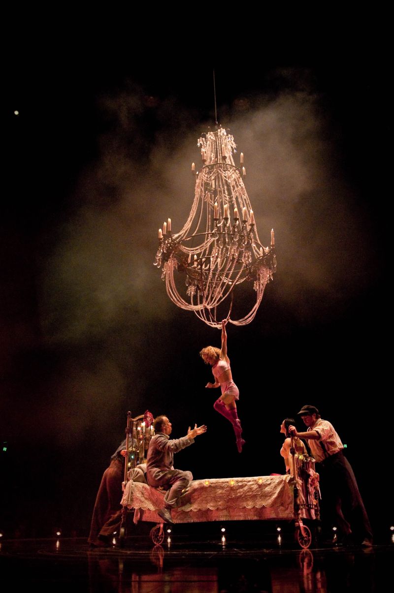 Os números de acrobacia envolvem objetos como camas e lustres | Divulgação