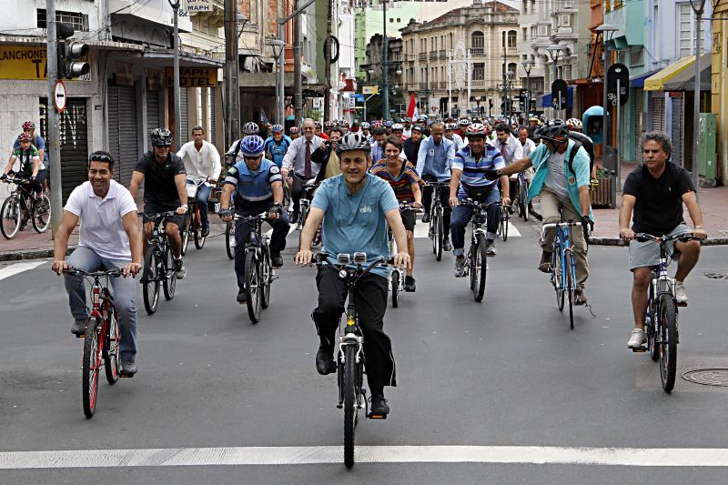 Fruet na Rua Riachuelo no dia da posse: ato simbólico em favor da bicicleta marca nova gestão municipal | Albari Rosa/Gazeta do Povo