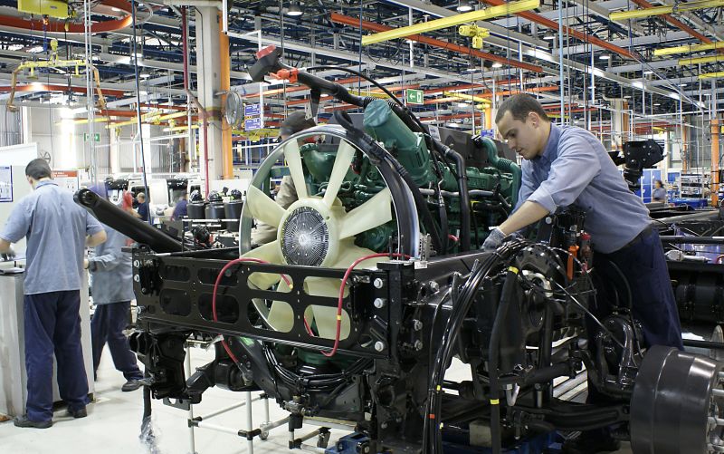 Queda na produção de caminhões contribuiu e muito para trazer os resultados da indústria para baixo. Na foto, fábrica dos veículos da Volvo, em São José dos Pinhais | Marco André Lima/ Gazeta do Povo