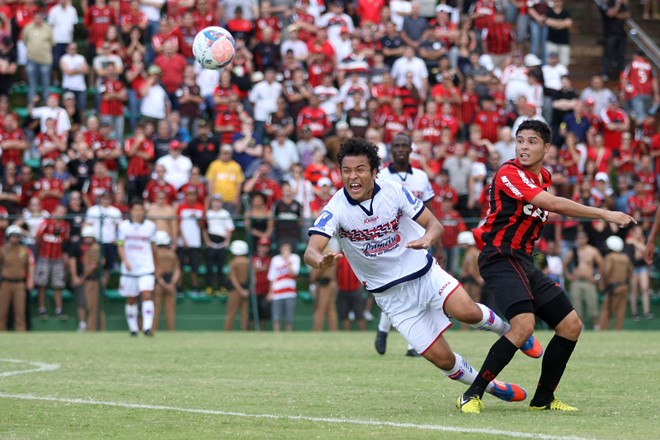 Zagueiro Alex Alves pede falta no lance | 