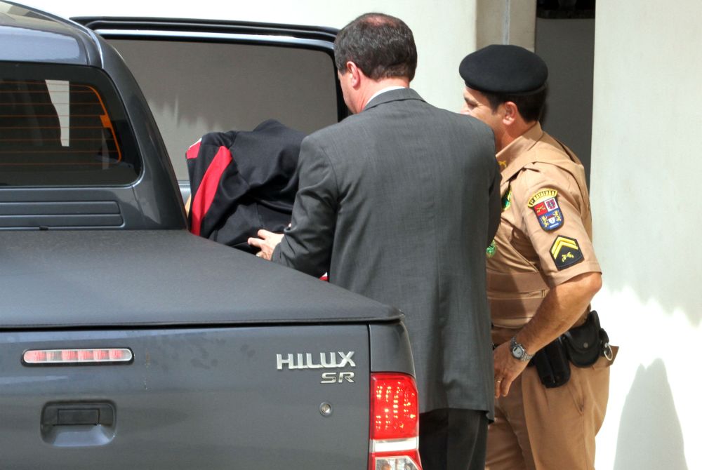 Num primeiro momento, outra pessoa foi colocada em uma caminhonete para despistar a saída da vereadora | Luciano Mendes/Especial para a Gazeta do Povo