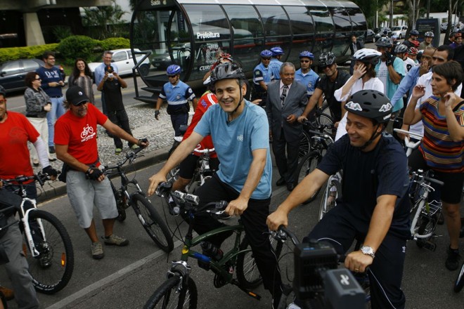 Fruet a caminho da Prefeitura, após tomar posse na Câmara Municipal | 
