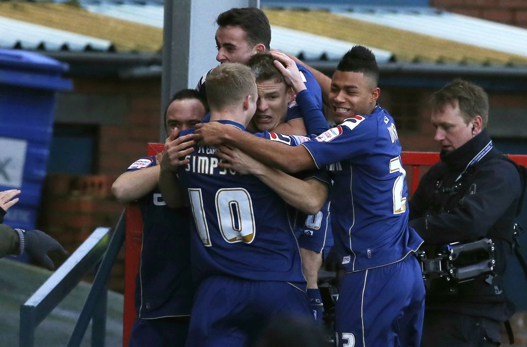 Jogadores do Oldham vibram com a vitória sobre o Liverpool | Reuters