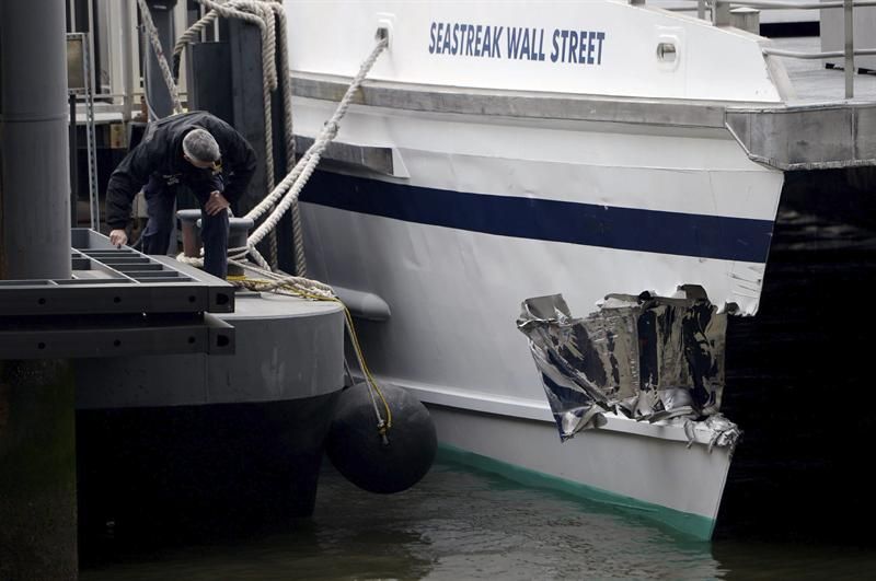 Catamarã teve seu casco (direito) furado na colisão | EFE/Justin Lane