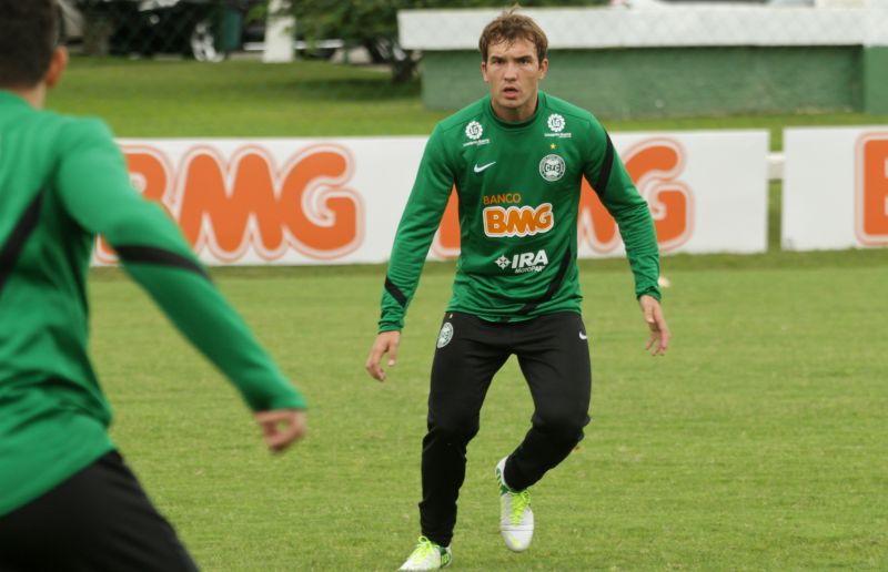 Willian terá de se desdobrar na marcação no novo meio de campo do Coritiba | Roberto Dziura Jr / Arquivo Gazeta do Povo