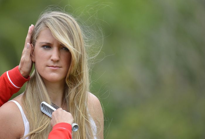 A bicampeã do Aberto da Austrália, Victoria Azarenka, passeia pelo Parque Botânico e posa para fotos com o troféu, um dia depois da conquista do título | REUTERS/Toby Melville