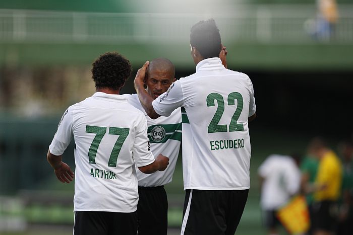 Arthur vai abraçar Alex após marcar o gol da vitória do Coxa sobre o J.Malucelli | Hugo Harada / Gazeta do Povo