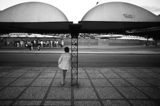 O olhar particular de quem usa praças como a 19 de Dezembro para tomar ônibus | 