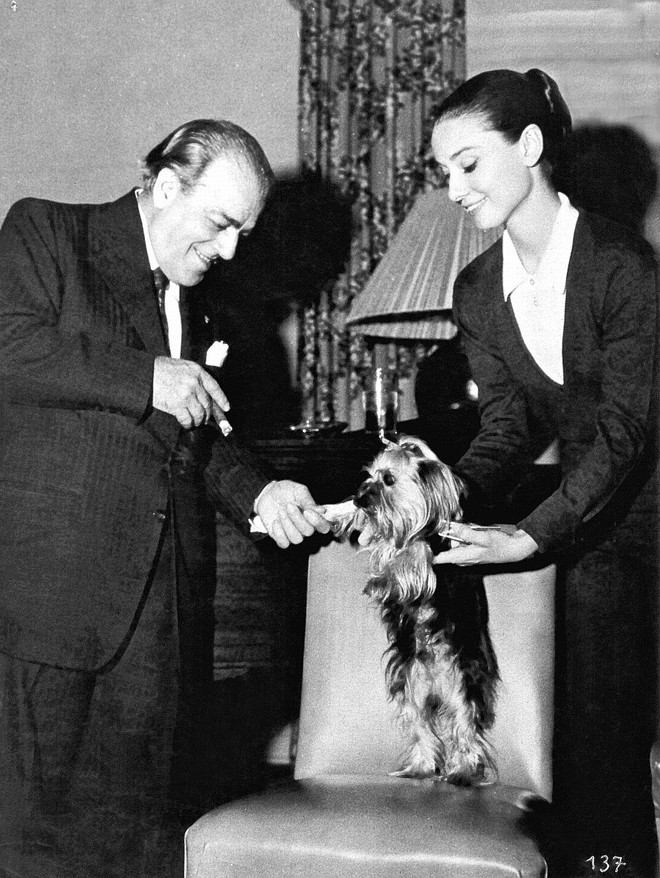 Villa-Lobos e Audrey Hepburn, nas filmagens de A Flor Que Não Morreu, em Los Angeles | 