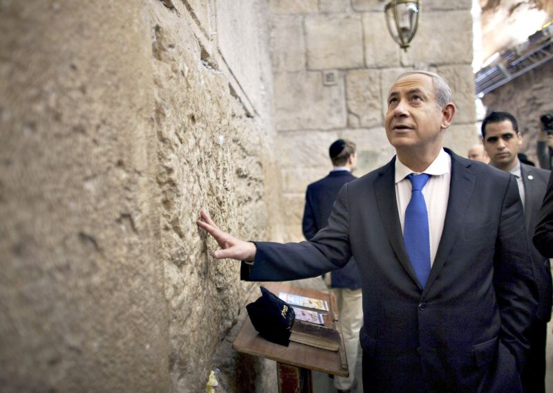 Premiê israelense Benjamin Netanyahu toca o Muro das Lamentações, em Jerusalém, antes de votar na eleição de ontem | Uriel Sinai/Reuters