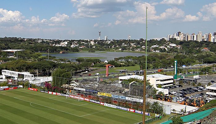 BR-277 ao fundo do Ecoestádio Janguito Malucelli: preocupação da Polícia Rodoviária é com os torcedores que se deslocarão individualmente para o clássico | Albari Rosa / Gazeta do Povo