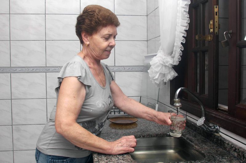 Maria da Conceição reclama que água sujou toalhas bracas | Walter Alves/Gazeta do Povo