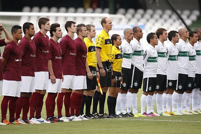 Equipes do J.Malucelli e Coritiba perfiladas antes do início da partida |