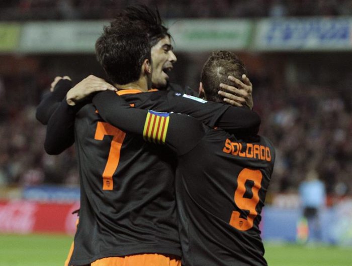 Jonas (7) e Soldado (9) comemoram com Piatti o gol da vitória do Valencia sobre o Granada | Miguel Ángel Molina / EFE