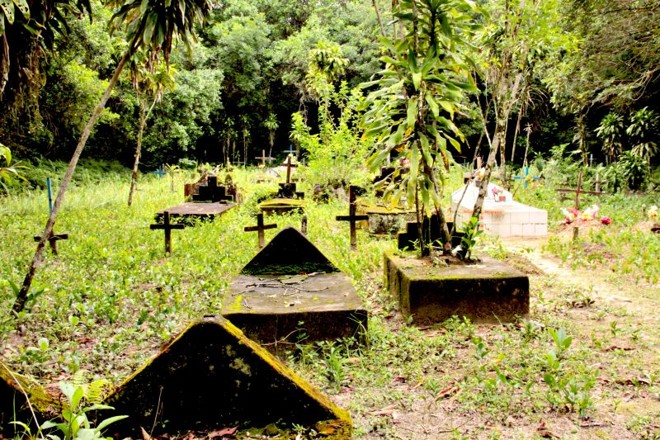 Cemitério, que tem túmulos violados, ainda ostenta lápides do final do século 19 |