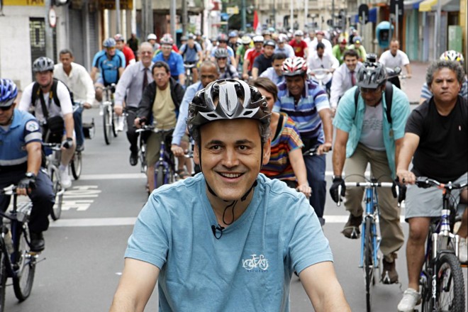 Fruet seguiu em comitiva de bicicleta da Câmara Municipal até a Prefeitura, em um trajeto que durou cerca de 30 minutos | 