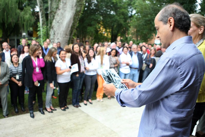 Simbolismo: Fruet se reúne com servidores do Ippuc após participar de reunião do secretariado. Nas mãos, segura uma foto de um encontro semelhante que seu pai, o ex-prefeito Maurício Fruet, realizou com funcionários do órgão nos anos 80 | Henry Milleo/ Gazeta do Povo