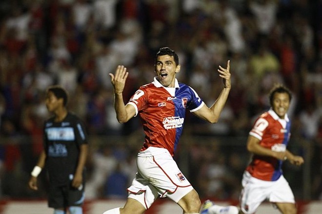 Zagueiro Anderson comemora o primeiro gol paranista na vitória sobre o Londrina |