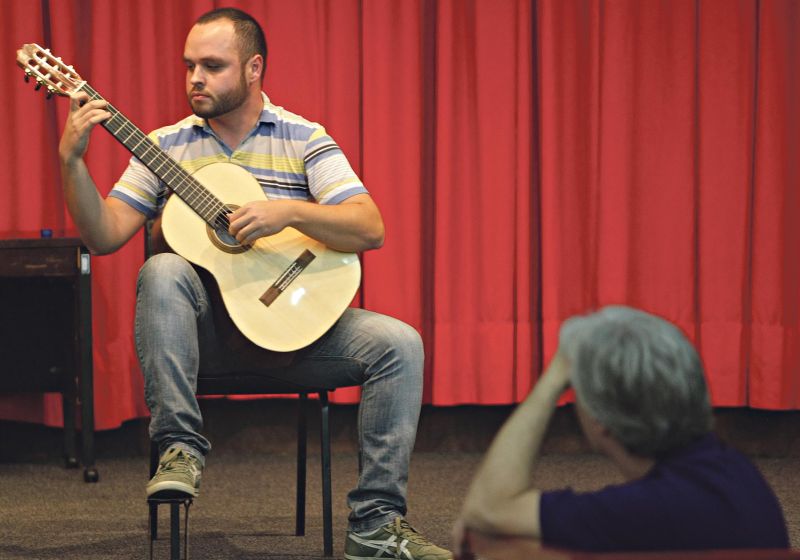 Leonardo (ao violão) e Zanon: é importante pegar pesado para ver o que está atrapalhando o desempenho | Fotos: Aniele Nascimento/Gazeta do Povo