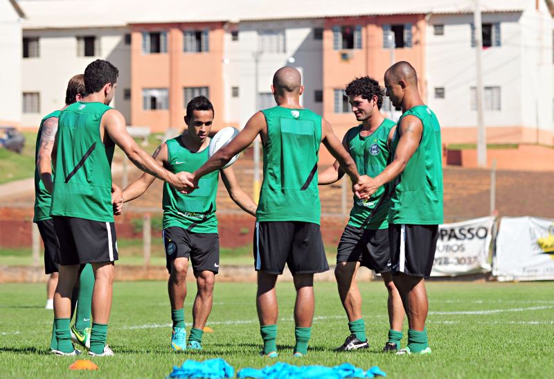 Rafinha no centro da rodinha e com a bola, durante o aquecimento do Coritiba: palavras fortes | Marcos Labanca/Gazeta do Povo