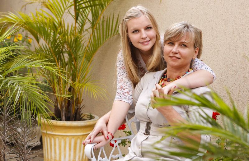 Wilma Heussinger, que já tratou o câncer, ensina a filha Natasha: exame não pode ser tabu | Hugo Harada / Gazeta do Povo