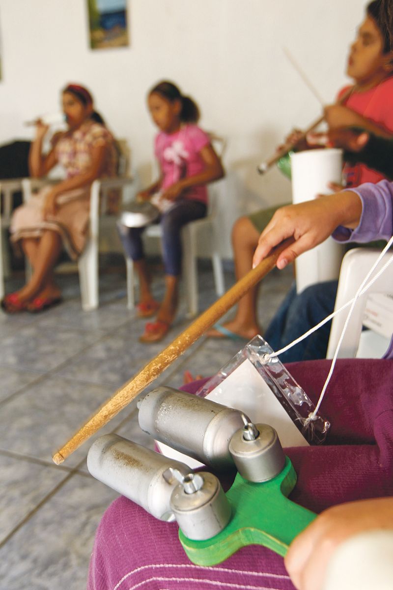 Um agogô feito com peças de carro: ideia é despertar talentos para a música | Fotos: Daniel Castellano /Gazeta do Povo