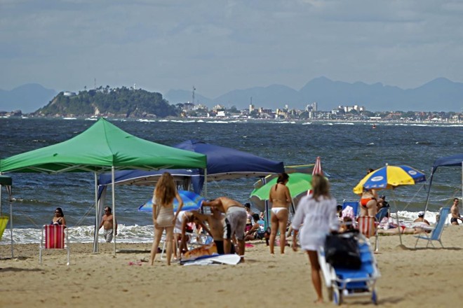 Na Praia Mansa e em Caiobá, sol forte e as poucas nuvens atraíram muitas pessoas à areia |