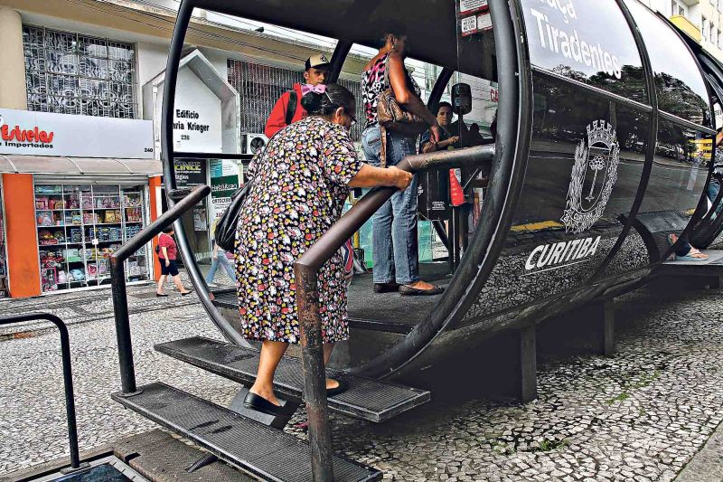 Internações provocadas por quedas crescem 5% ao ano no país: maiores de 60 anos estão entre as principais vítimas | André Rodrigues/ Gazeta do Povo