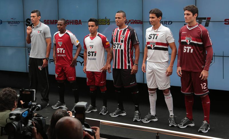 São Paulo apresentou os novos uniformes para a temporada 2013 | Rubens Chiri / saopaulofc.net