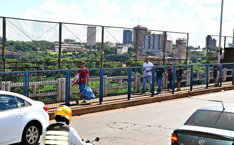 Quarenta mil carros chegam a passar por dia pela ponte: poucos policiais e muito movimento | Marcos Labanca/ Gazeta do Povo