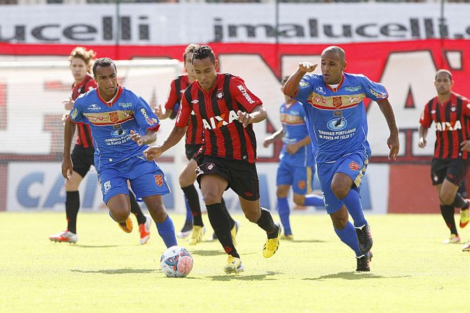 Edigar Junio puxa o ataque atleticano diante da marcação do Rio Branco | Antonio More / Gazeta do Povo