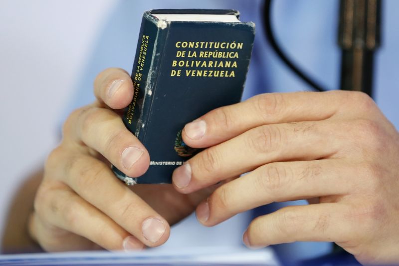 O opositor Henrique Capriles, derrotado por Chávez nas eleições presidenciais de outubro, exibe cópia da Constituição da Venezuela ao cobrar posição do Tribunal Supremo do país | Jorge Silva/Reuters