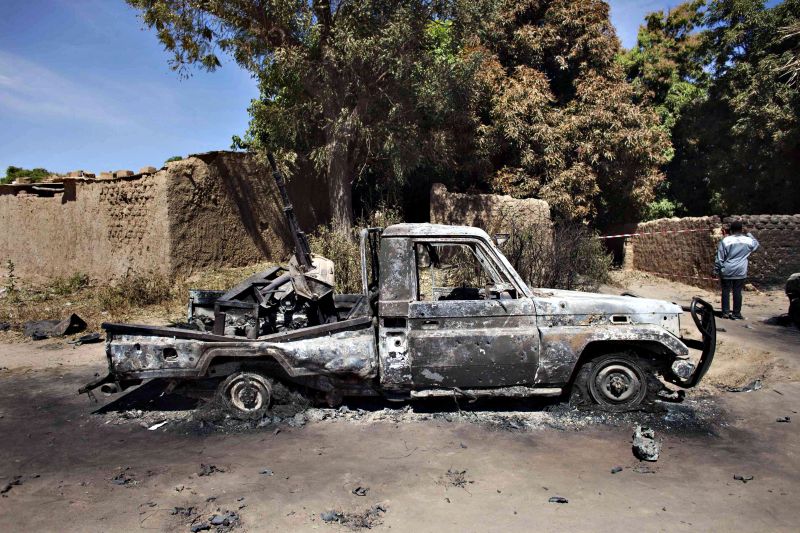 Veículo destruído pelo bombardeio francês em Diabaly era, de acordo com moradores da região, propriedade de rebeldes ligados à Al-Qaeda | Joe Penney/Reuters