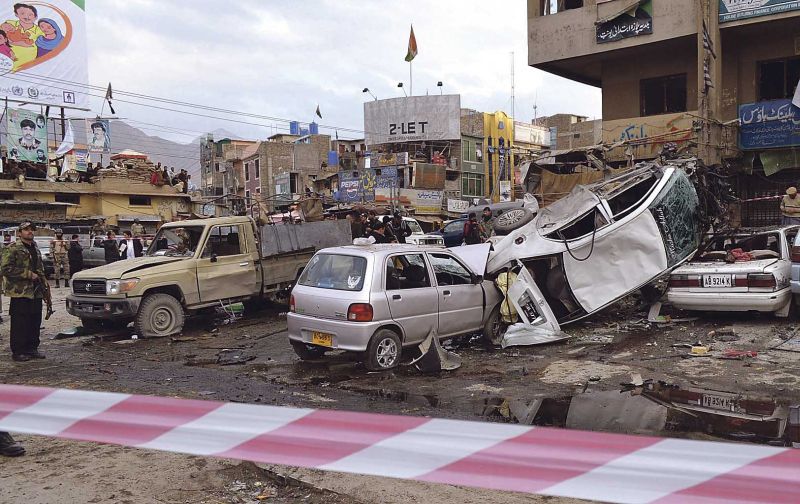 Carros atingidos por explosão em salão de bilhar em Quetta | Musa Farman/EFE