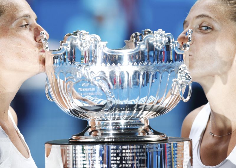 Sara Errani e Roberta Vinci beijam o trofeu após conquistarem o Aberto da Austrália | Reuters