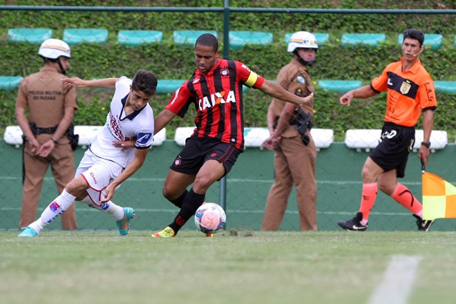 Luisinho disputa a bola com Bruno Costa | 
