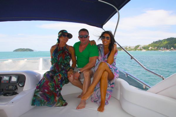 O médico Eliseu José Portugal aproveitou o domingo de sol a bordo do iate Santorini, da empresária Clemilda Thomé (à esq.), nos mares de Florianópolis, em companhia da amiga e também empresária Márcia Almeida | Eleutherio Netto
