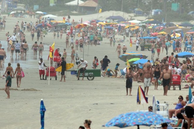 Sábado: praias cheias no Paraná | 