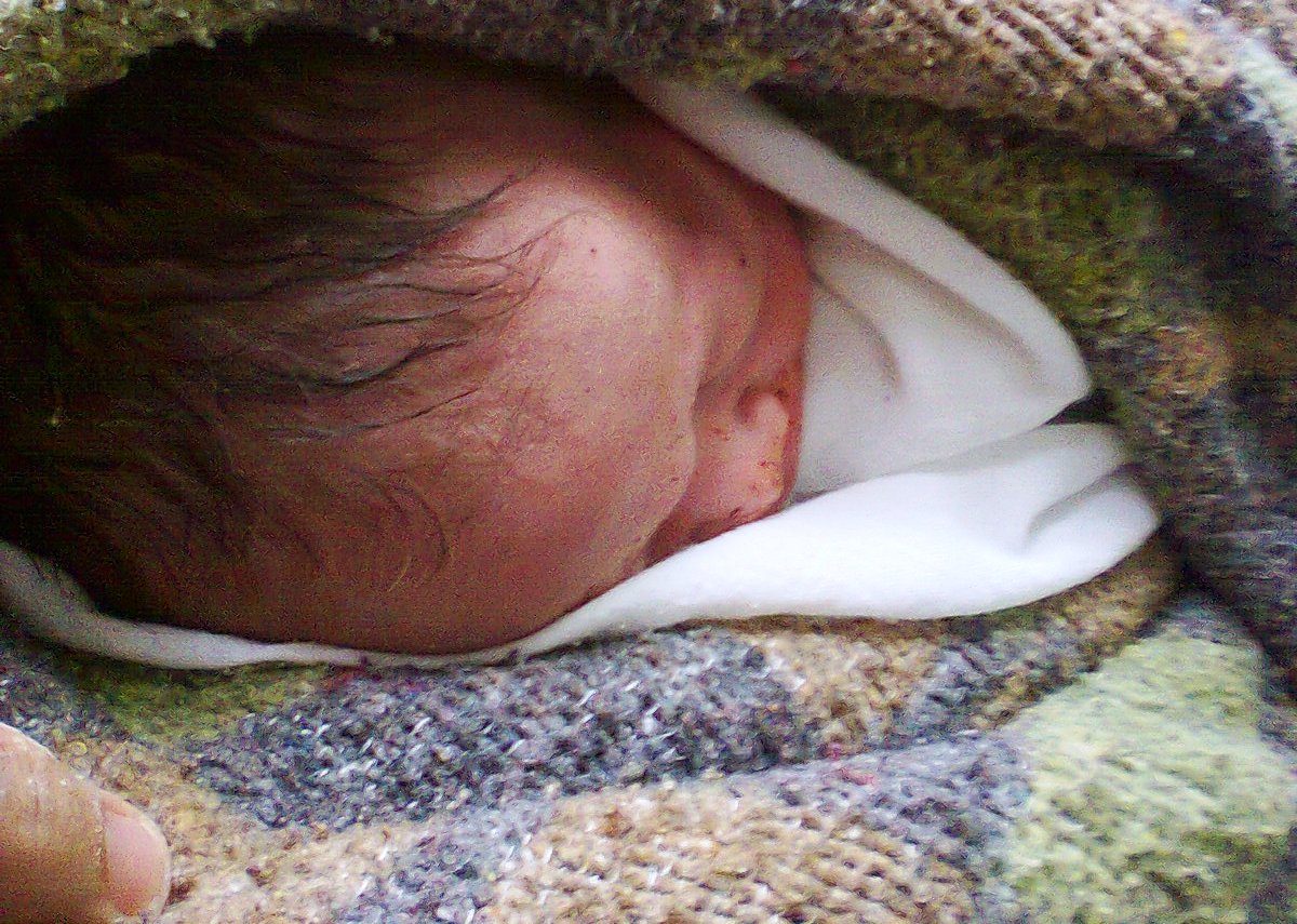 Quando foi resgatado de dentro do bueiro, a primeira ação do Corpo de Bombeiros foi oxigenar o bebê | Salvador Guerrero Garcia / Corpo de Bombeiros