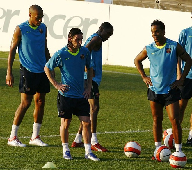 Messi em treino do Barcelona em 2007, com Thierry Henry, Etoo e Ronaldinho Gaúcho |