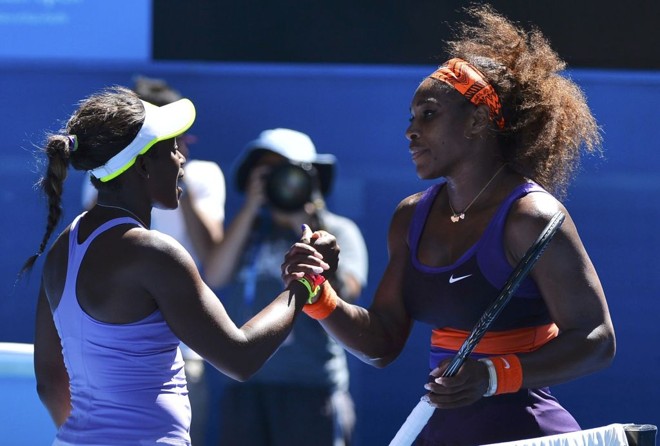 Sloane Stephens cumprimenta Serena Williams após vencer a favorita | 