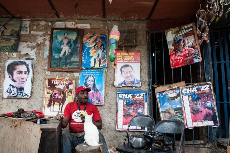 Morador da periferia de Caracas expõe na entrada de sua casa cartazes com fotos de Chávez, em demonstração de apoio ao presidente | Miguel Gutiérrez/EFE