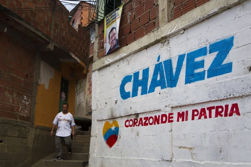 Muro pintado em Caracas, capital da Venezuela, em homenagem a Chavez | REUTERS/Carlos Garcia Rawlins