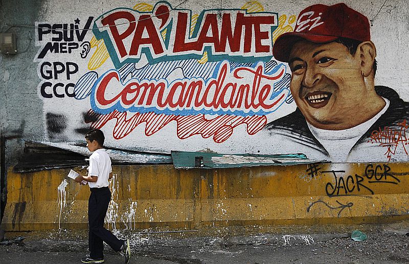 Muro grafitado em Caracas traz palavras de apoio à recuperação de Chávez, cuja posse foi adiada | REUTERS/Carlos Garcia Rawlins