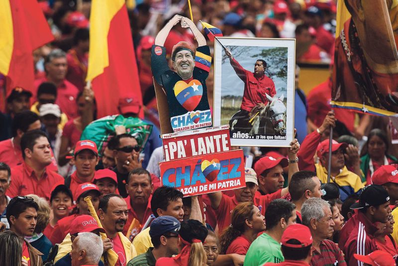 Seguidores de Chávez tomaram as ruas de Caracas, a capital do país, para festejar o início do novo mandato do presidente, que está em tratamento em Cuba | Miguel Gutiérrez/EFE