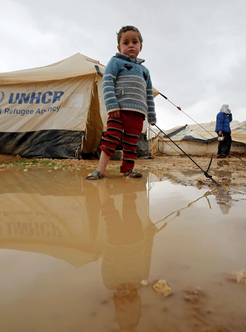 Menino em campo de refugiados sírios na cidade de Mafraq, na fronteira da Jordânia | Ali Jarekji/Reuters