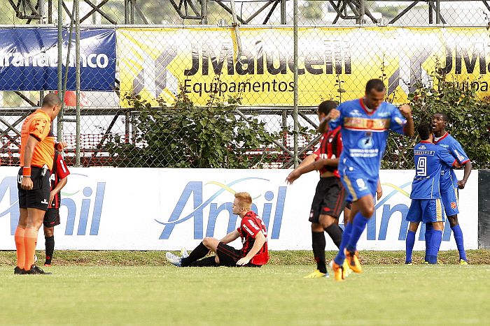 O zagueiro Erwin (sentado) tentou interceptar um cruzamento do Rio Branco e marcou contra | Antonio More/ Gazeta do Povo