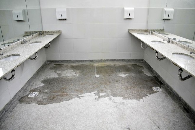 Nos banheiros, a água das torneiras volta pelos ralos |