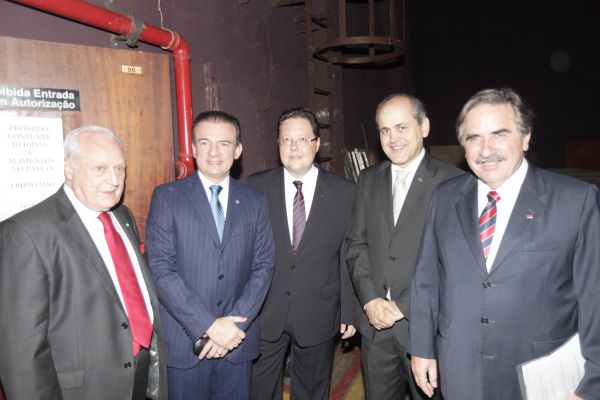 Na posse de Juliano Breda (de óculos) na presidência da OAB Paraná, ontem à noite, nos bastidores do Guairão, o presidente nacional da entidade, Ophir Cavalcante (com terno azul), o agora ex-presidente da seccional Paraná, José Lúcio Glomb (último à dir.), o prefeito Gustavo Fruet e o advogado René Dotti | Júlio César Souza
