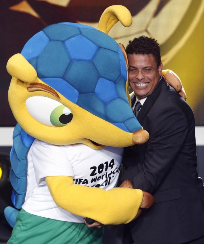 Ronaldo participou da festa junto com Fuleco, mascote brasileiro da Copa de 2014 | 